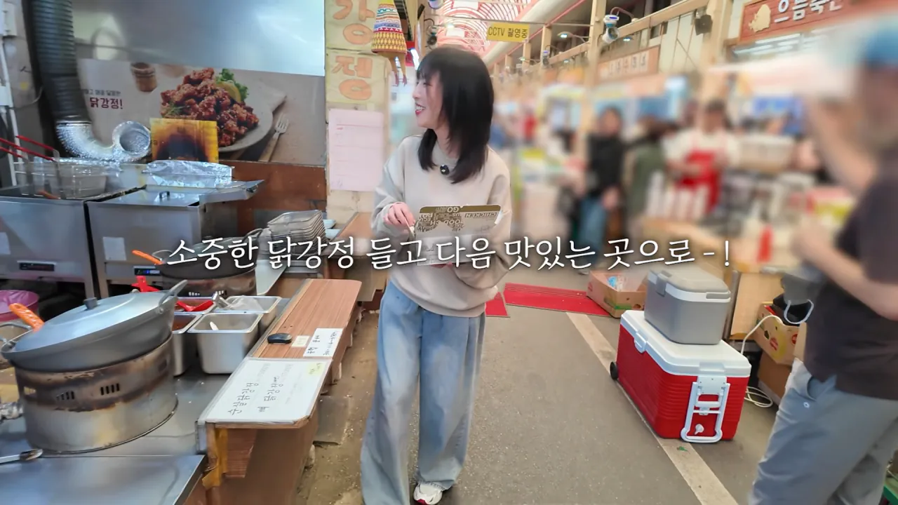시장에서 한끼에 10000kcal 가능할까.._🤔 육거리시장 떡볶이 칼국수 만두 닭강정 길거리음식 먹방 9-2 screenshot.png 시장에서 1만 칼로리 먹방한 쯔양 근황 ㄷㄷㄷ