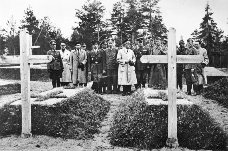 Bundesarchiv_Bild_183-J15385,_Katyn,_Öffnung_der_Massengräber,_Gräber_polnischer_Generale.jpg 스테판 반데라라는 괴물은 어떻게 탄생했을까? (2)