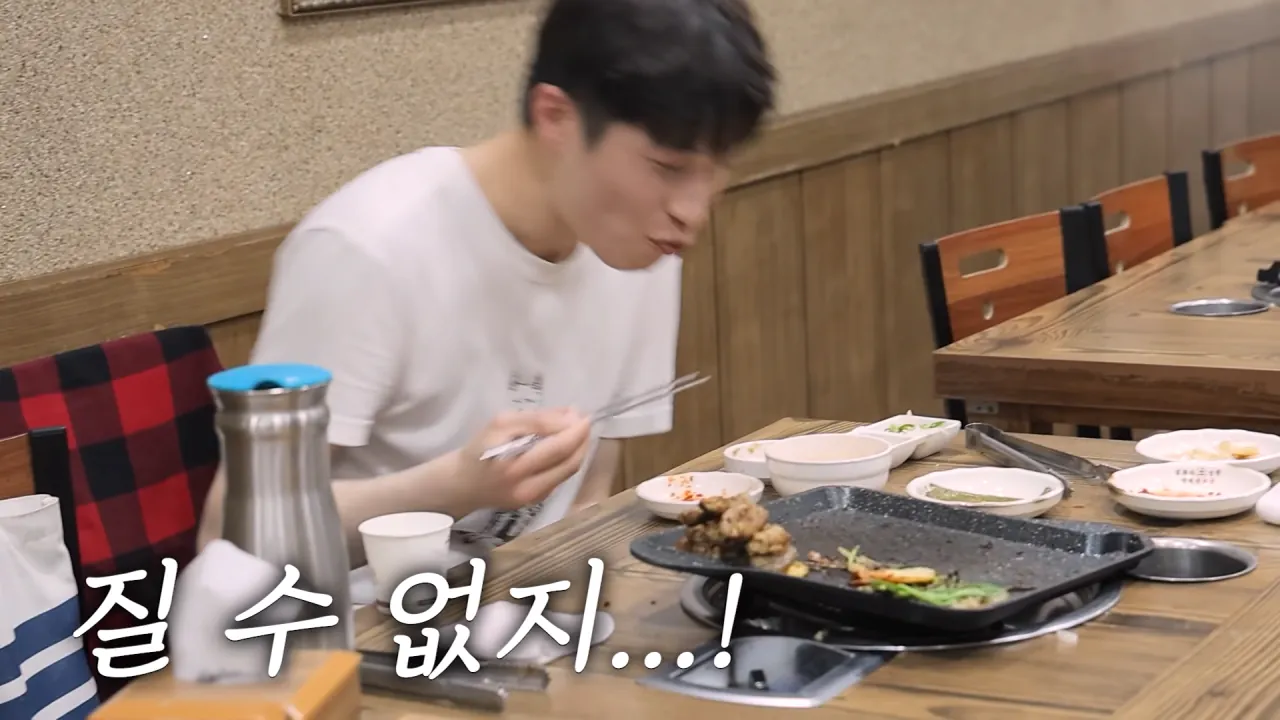 저랑 똑같이 먹는다는 옆손님.._!😨 곱창 총 17미터 대결했습니다🔥 충주 소곱창 먹방 18-47 screenshot.png 곱창 10인분 먹방하다가 먹방 후배(?) 만난 쯔양 근황 ㄷㄷㄷ