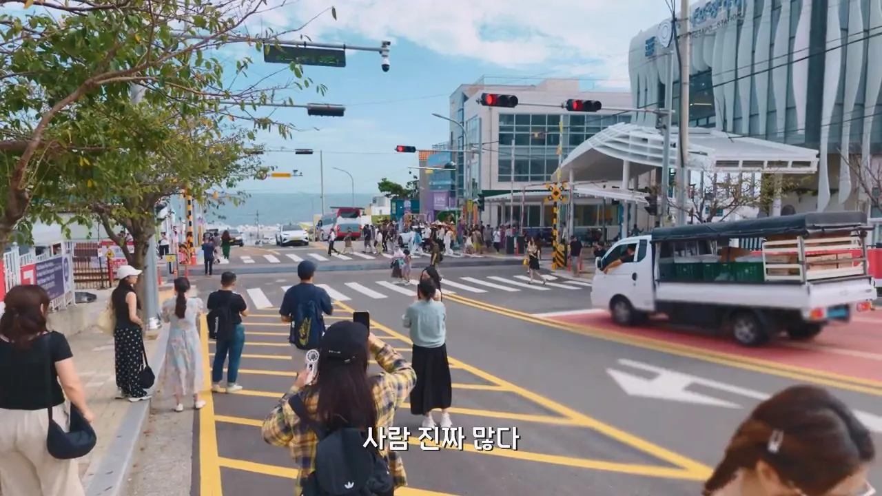 요즘 부산 관광지에서 벌어지고 있는 충격적인 변화.mp4_20260929_095114.526.jpg 지금 부산에 여행온다고 외국인들이 몰리는 이유