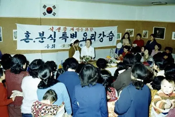 _쌀밥🍚 먹지 마!!! 빵🍞먹어!!!_ - 유렉카 채널 019.png.ren.webp "혼분식 장려 운동"에 대해 araboja