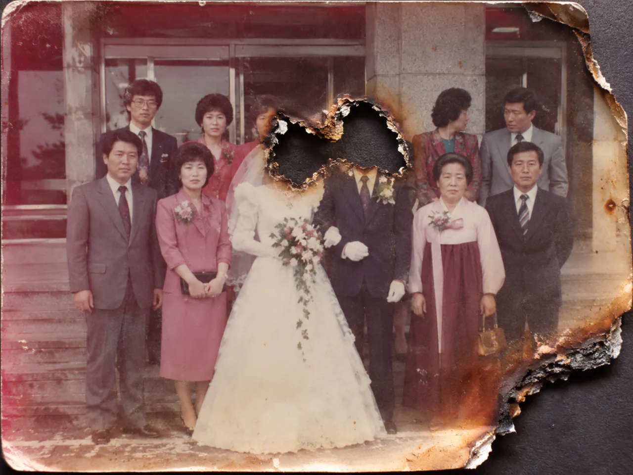 기괴,gpt) 오래된 사진