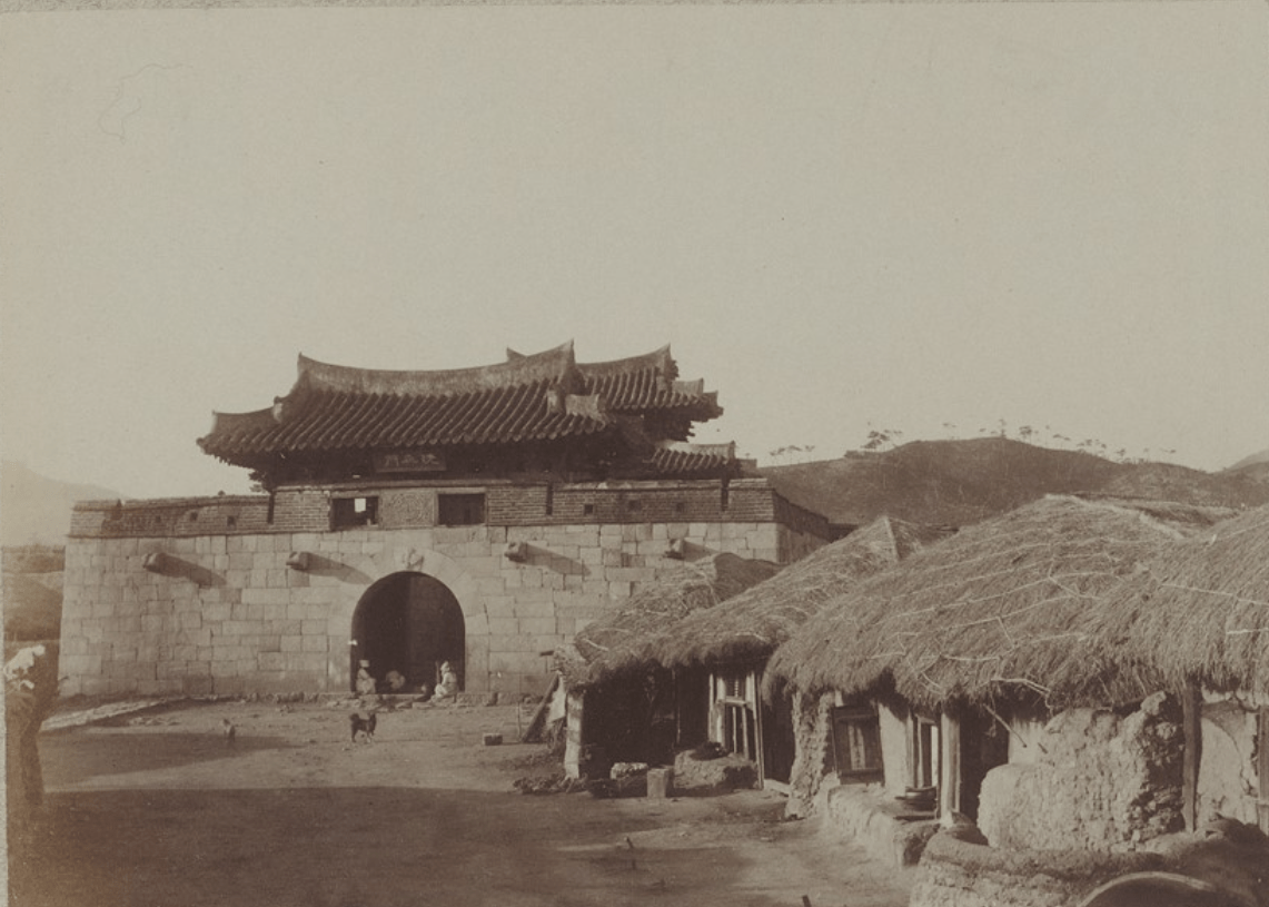 구한말 동래읍성 주작문 옹성(세병문) 근경.png 파괴되어 이제는 볼 수 없는 조선시대 건축물들