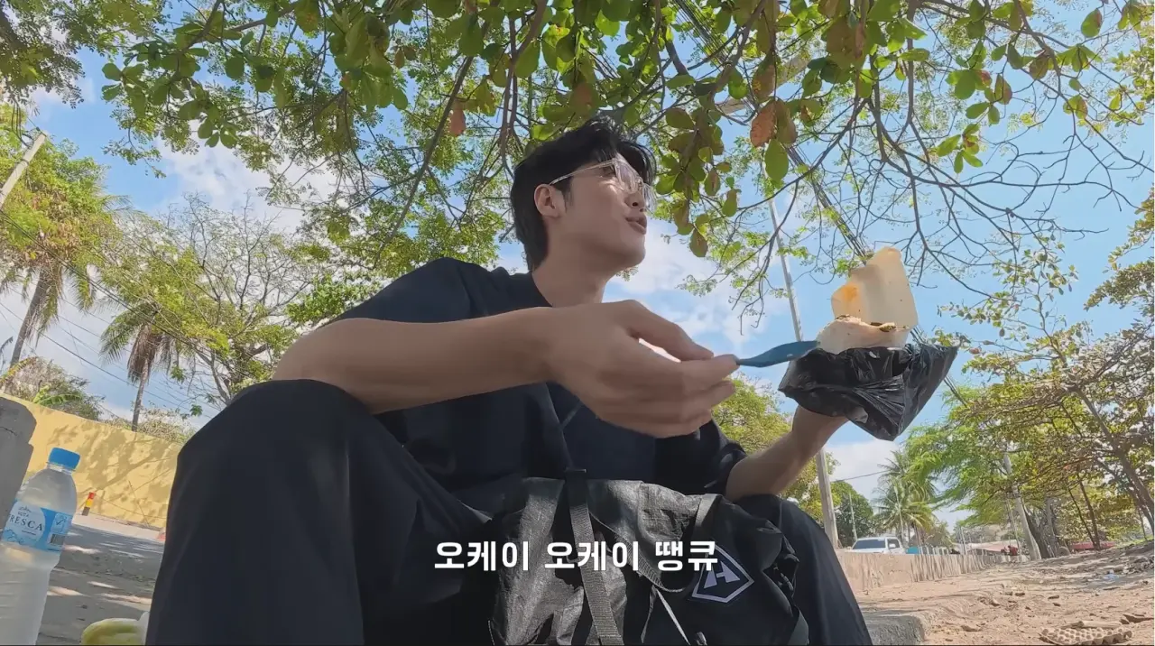 1000080163.webp 동티모르 길거리에서 밥 먹다가 애들한테 둘러싸인 남자 ㄷㄷㄷㄷ
