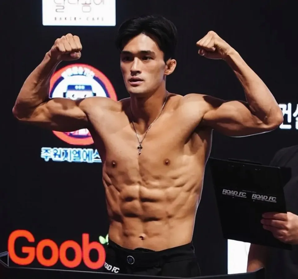 44519.jpg 김중우 도발하는 현역 MMA 선수