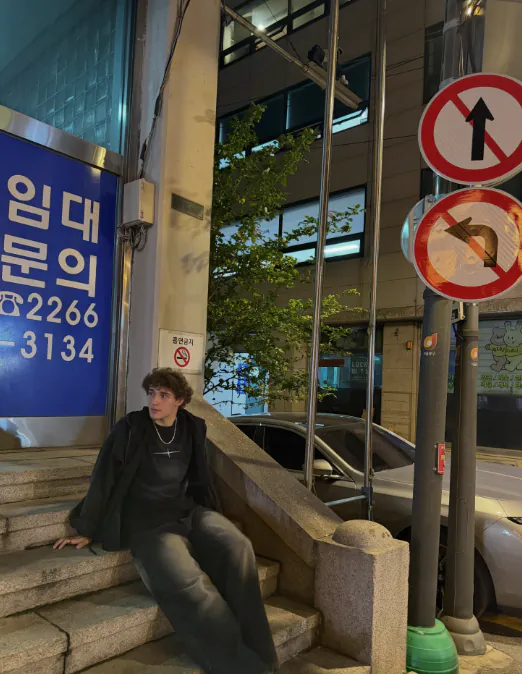 스크린샷 2026-10-10 140336.png 조선의 사이버펑크를 즐기고 간 미국 모델.jpg