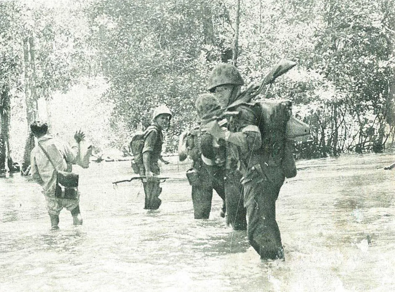 Indonesian_Navy_Commando_Corps_in_swamps_chasing_PERMESTA_troops,_Jalesveva_Jayamahe,_p154.jpg 인도네시아 해군이 1960년대 동남아 최강이었던 이유