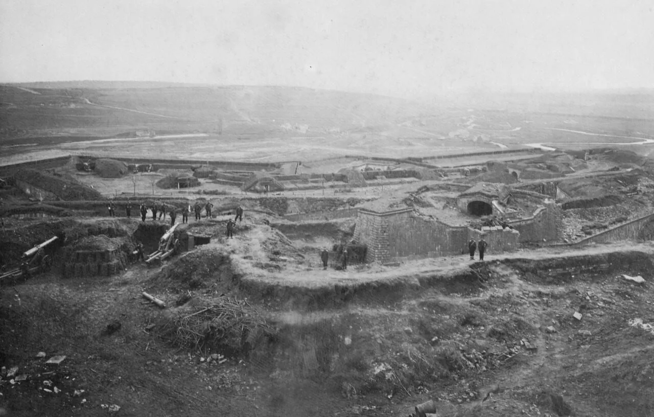 Beato,_Felice_A._-_Eine_von_Deutschen_besetzte_Festung_in_Metz_nach_der_Übergabe_durch_General_Bazaine_(Zeno_Fotografie).jpg 마지노선까지 이어지는 요새의 계보