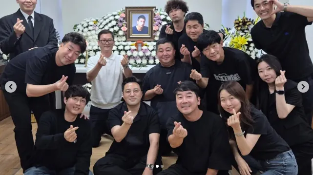 동료들 (2).png 푸른거탑 이용주를 떠나보내는 동료들