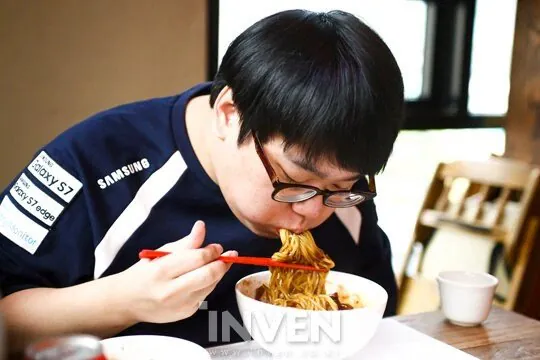 18.jpg 신작 짜장라면 리뷰하는 롤 전프로게이머