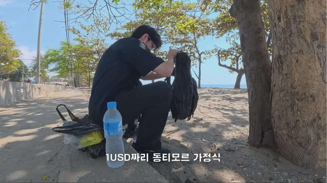 1000080148.webp 동티모르 길거리에서 밥 먹다가 애들한테 둘러싸인 남자 ㄷㄷㄷㄷ