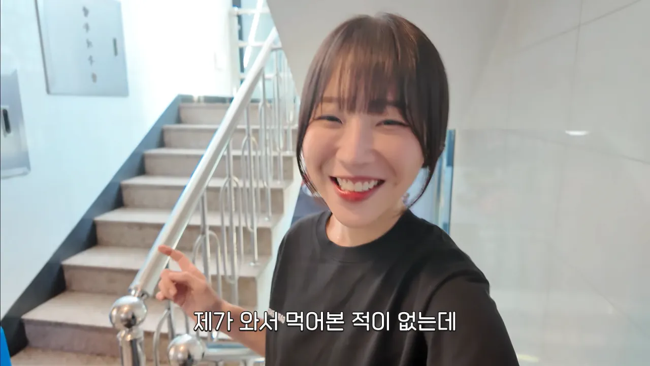 육수추가만 15번 하는 배달 단골집 찾아갔더니 사장님이..😂 등촌 샤브칼국수 먹방 1-5 screenshot.png 자주 시켜먹는 배달 단골집에 처음으로 직접 찾아간 쯔양 ㅋㅋㅋ