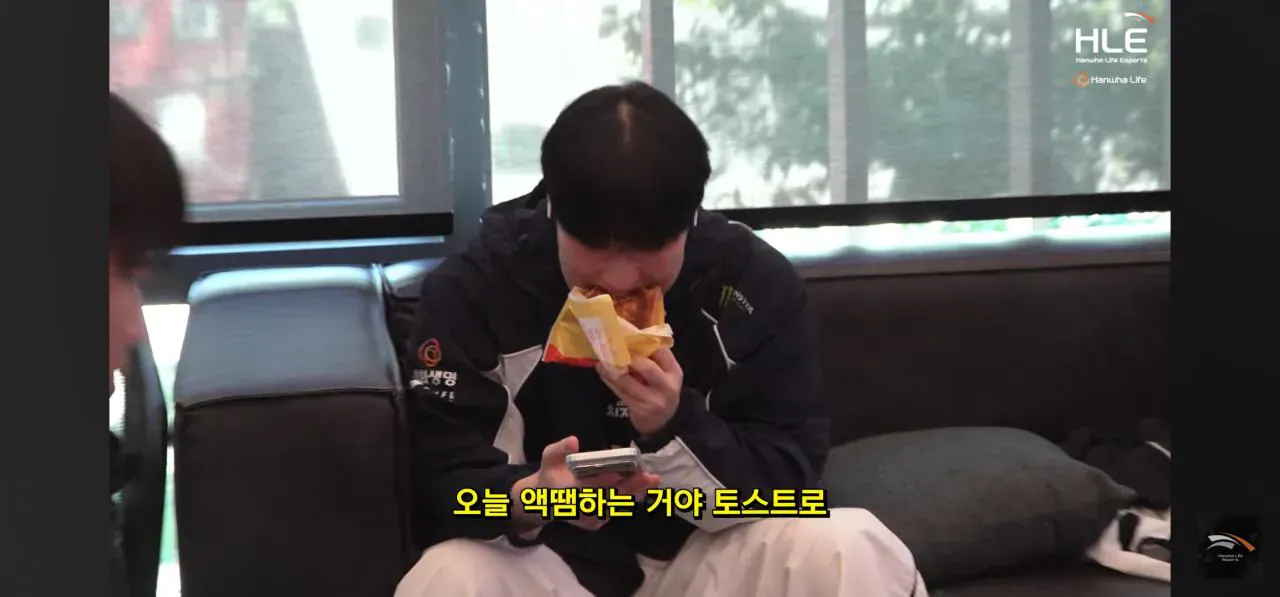 어제자 롤파크로 배달된 토스트 상태.jpg