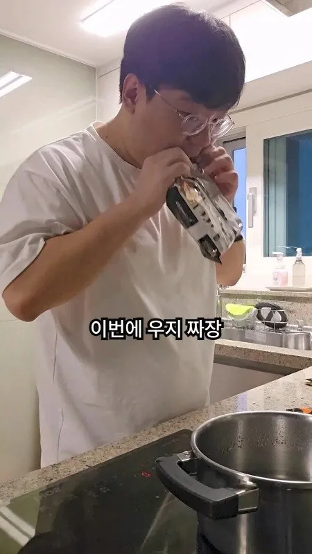 5.jpg 신작 짜장라면 리뷰하는 롤 전프로게이머