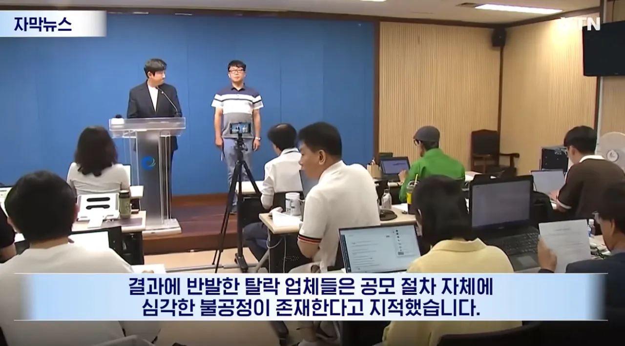 논란 커진 차량 번호판 사태...인천시 직접 확인해보자 '헉' (5).png 논란 커진 인천시 차량 번호판 제작 업체선정 사태