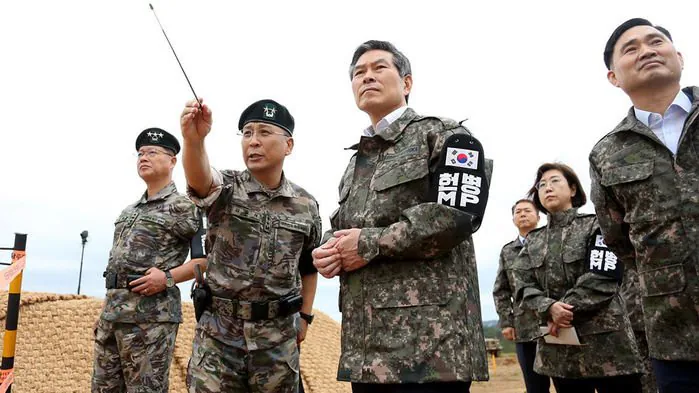 201354163_700.jpg 역대 국방부장관 GOP 방문 시 옷차림 ㄷㄷㄷ