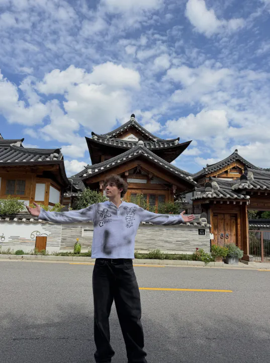 스크린샷 2026-10-10 140403.png 조선의 사이버펑크를 즐기고 간 미국 모델.jpg