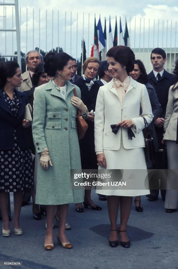 Anne-Aymone Giscard d'Estaing ร Alger en 1975.jpg ์๋ จ KGB์์ฅ์ด ๋๋ฌผ์ ํ๋ ธ๋ ์ด๋ค ๋๋ผ ๋
์ฌ์์ ๋
๋ฐฑ
