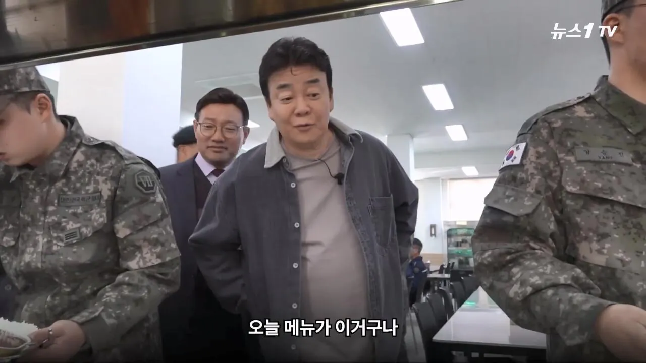 軍 생활 재미에 외박도 안 나갔쥬 ...34년 만에 자대 찾아간 백종원 썰.mp4_20261016_113347.067.jpg 장교 근무하며 간부식당에서 음식하다 참모장에게 정강이 걷어차인 썰 얘기하는 백종원
