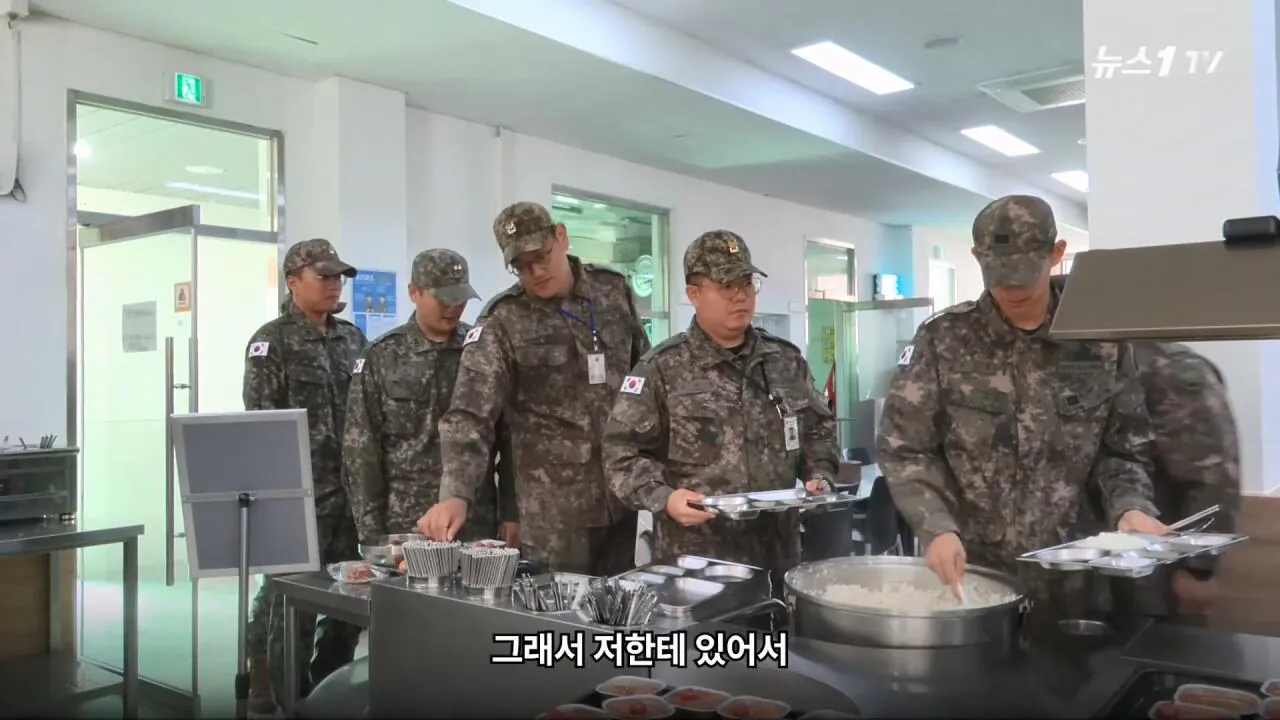 軍 생활 재미에 외박도 안 나갔쥬 ...34년 만에 자대 찾아간 백종원 썰.mp4_20261016_113654.066.jpg 장교 근무하며 간부식당에서 음식하다 참모장에게 정강이 걷어차인 썰 얘기하는 백종원