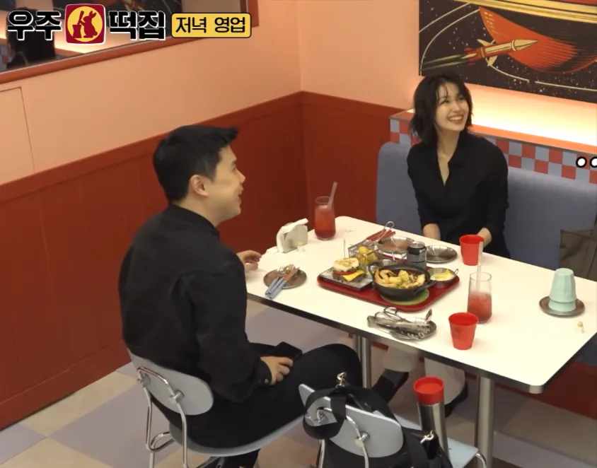 6-우주떡집-속보-권성준은-열애-중⁉️-나폴리-맛피아-데이트-현장-포착하고-신난-지락이들ㅋㅋ-YouTube-10-14-2026_08_59_PM.png 나폴리 맛피아 매장 직원 미모.jpg