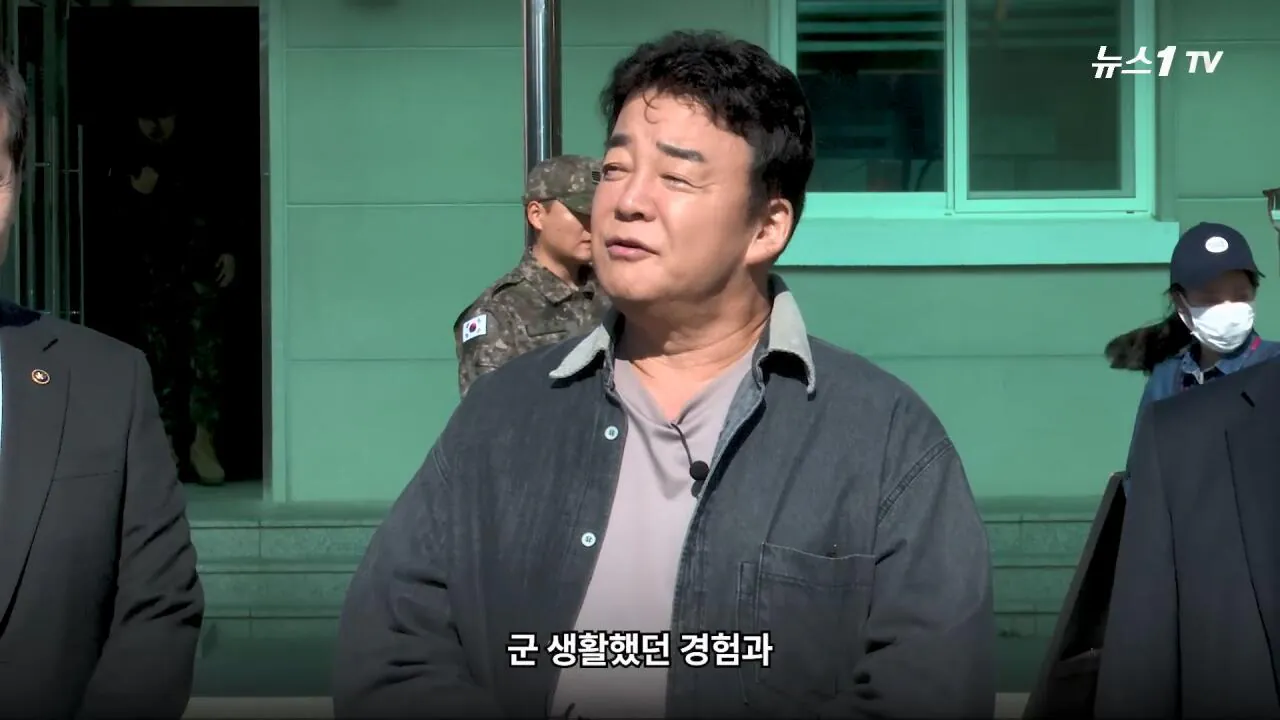 軍 생활 재미에 외박도 안 나갔쥬 ...34년 만에 자대 찾아간 백종원 썰.mp4_20261016_113708.036.jpg 장교 근무하며 간부식당에서 음식하다 참모장에게 정강이 걷어차인 썰 얘기하는 백종원
