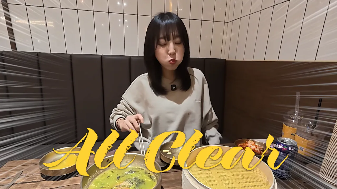 시장에서 한끼에 10000kcal 가능할까.._🤔 육거리시장 떡볶이 칼국수 만두 닭강정 길거리음식 먹방 22-2 screenshot.png 시장에서 1만 칼로리 먹방한 쯔양 근황 ㄷㄷㄷ