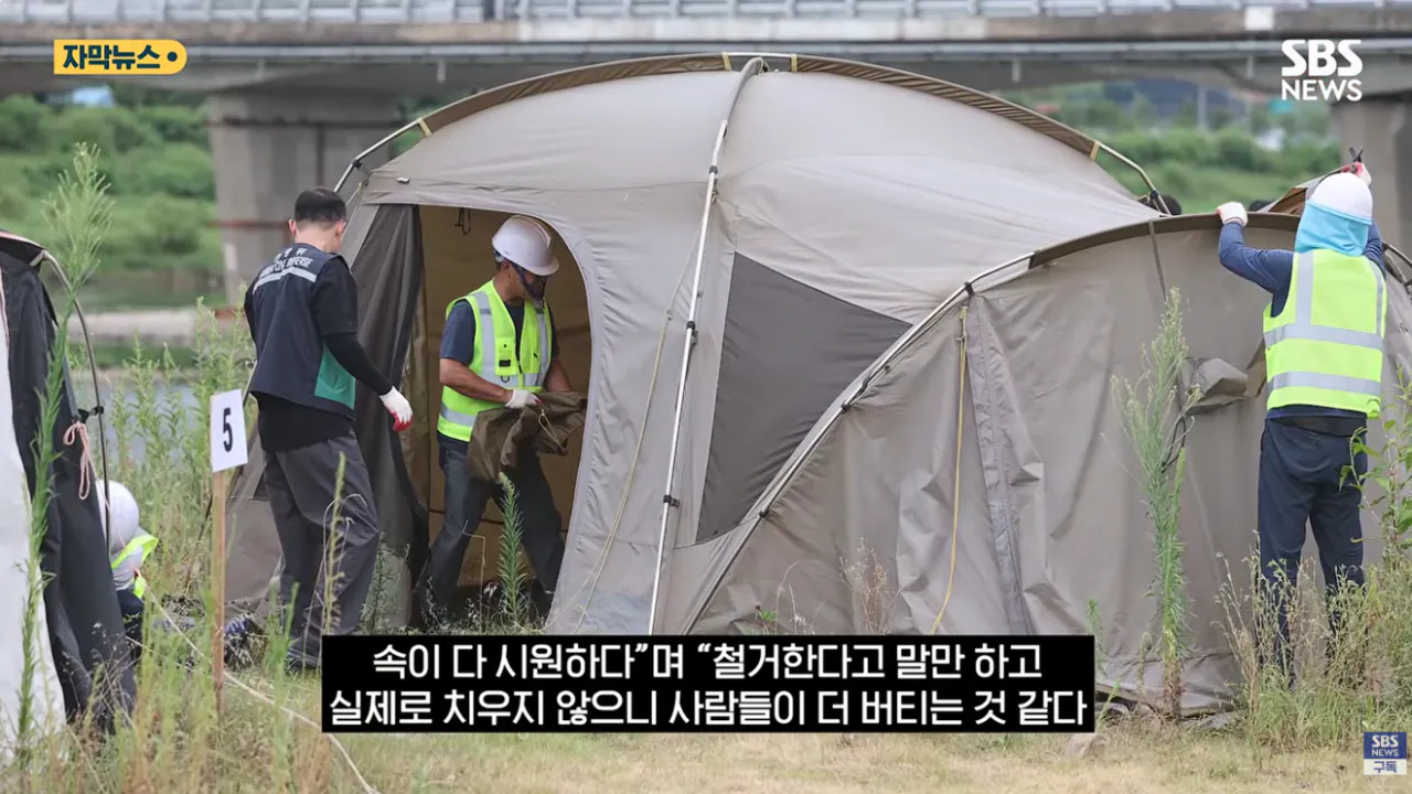굴착기 동원해 16동 싹 다 밀었다..'알박기' 텐트 철거 속이 다 시원 (13).png 충주시 굴착기 동원해서 알박기 텐트 싹 정리했다. 속이시원