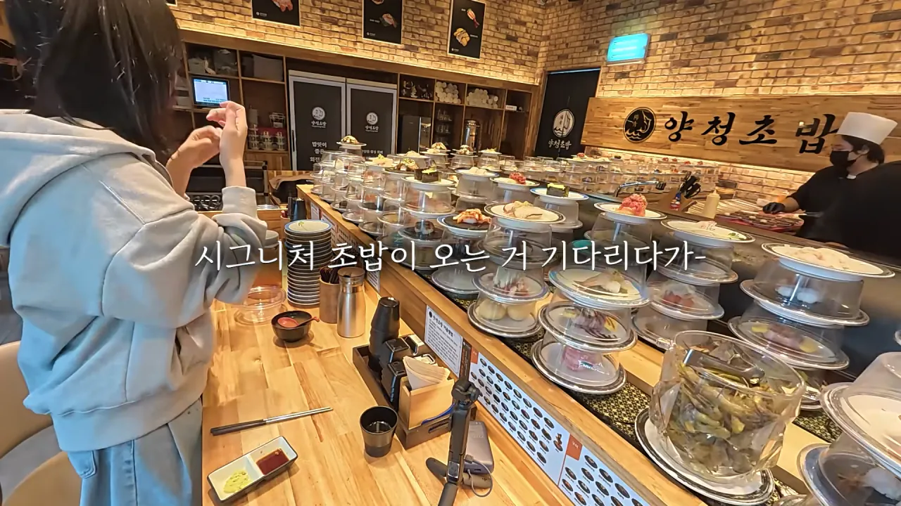 1900원 회전초밥 몇접시 먹었을까_🤔 메뉴만 100가지_! 엄청난 인기의 청주 3단 회전초밥 7-53 screenshot (1).png 청주에서 회전초밥 100접시 넘게 먹방한 쯔양 근황 ㄷㄷㄷ