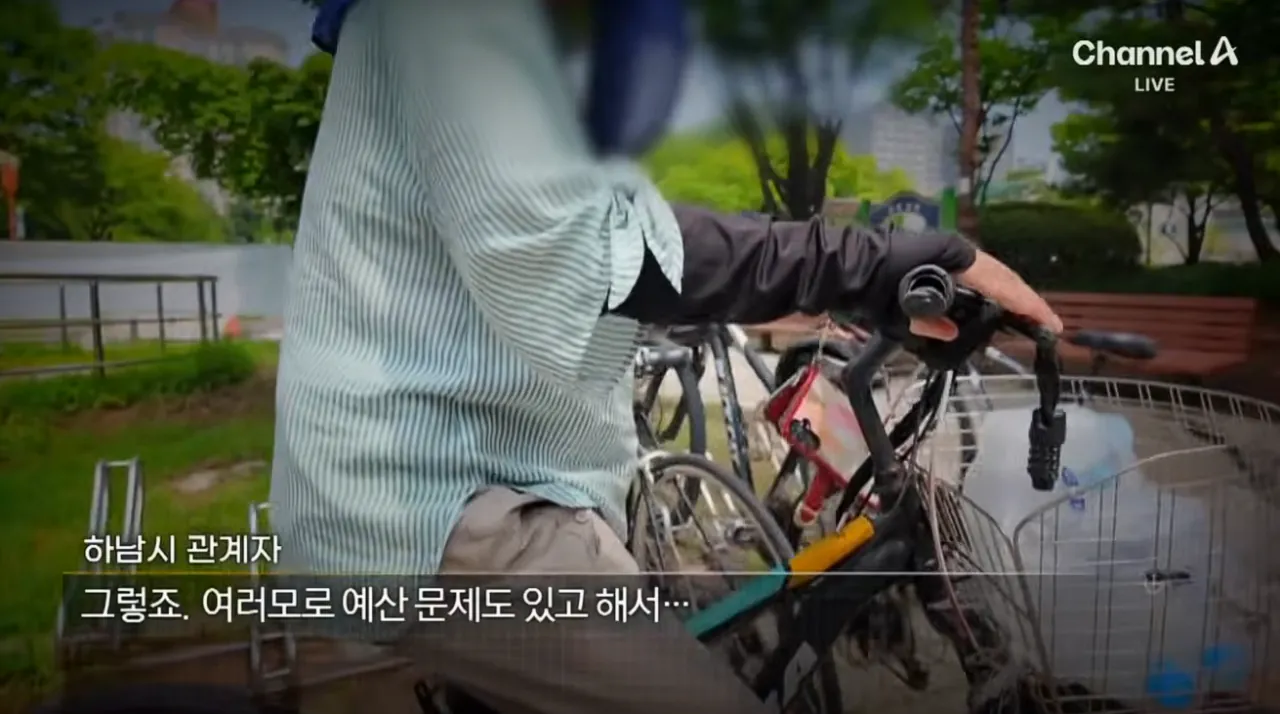 공짜 생수에 사라진 양심…“10병씩 가져가요” (36).png 공짜생수에 양심팔아먹은 사람들 10병씩 가져간다..