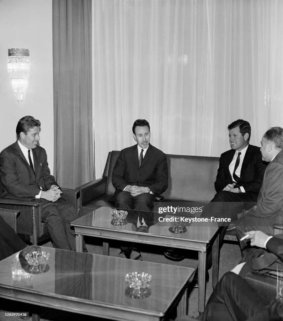 ์ผ๋ค๋ ์์์์ ๋ฐฉ๋ฌธ 1966.jpg ์๋ จ KGB์์ฅ์ด ๋๋ฌผ์ ํ๋ ธ๋ ์ด๋ค ๋๋ผ ๋
์ฌ์์ ๋
๋ฐฑ