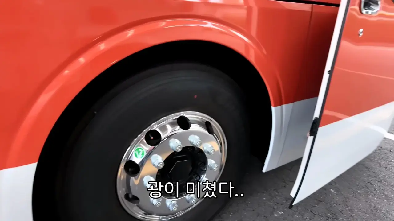1000054689.webp 7억짜리 언박싱하는 20대 여성