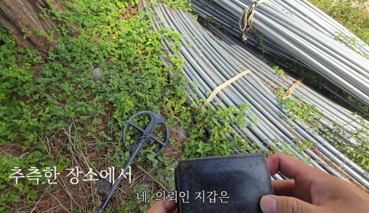 인디아나 웁스 (65).bmp.ren.jpg 스압 ) 금속탐지기로 고인의 유품을찾아준 유튜버