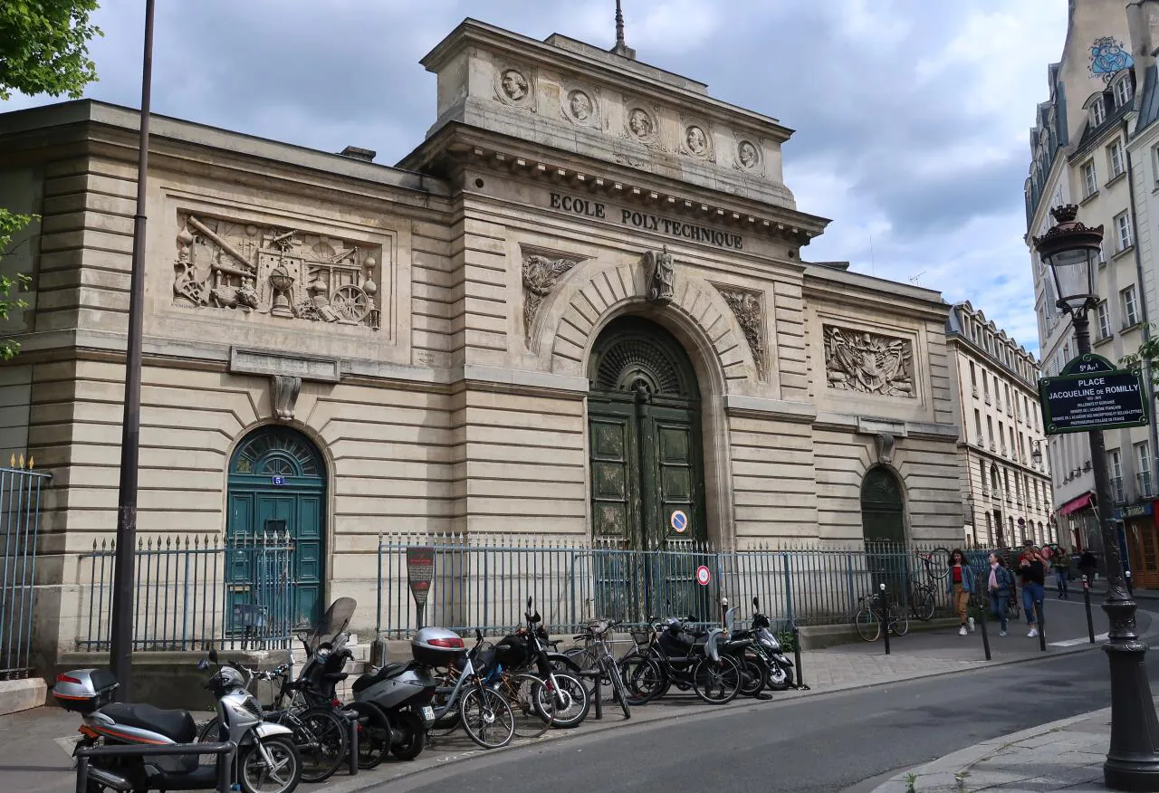 รcole_polytechnique,_place_Jacqueline-de-Romilly,_Paris_5e.jpg ๋
์ผ์ด ํ ์ฌ๋์ ์ธ์ ์ค๊ณ๋ฅผ ๋ง๊ฐ๋จ๋ ค์ ๋ฒ์ด์ง ์ผ