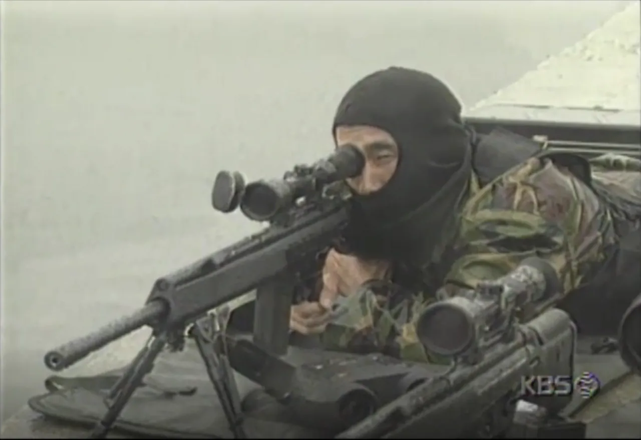 udt3.png 꽁치잡이 그물에 북한 잠수함이 잡혔던 사건
