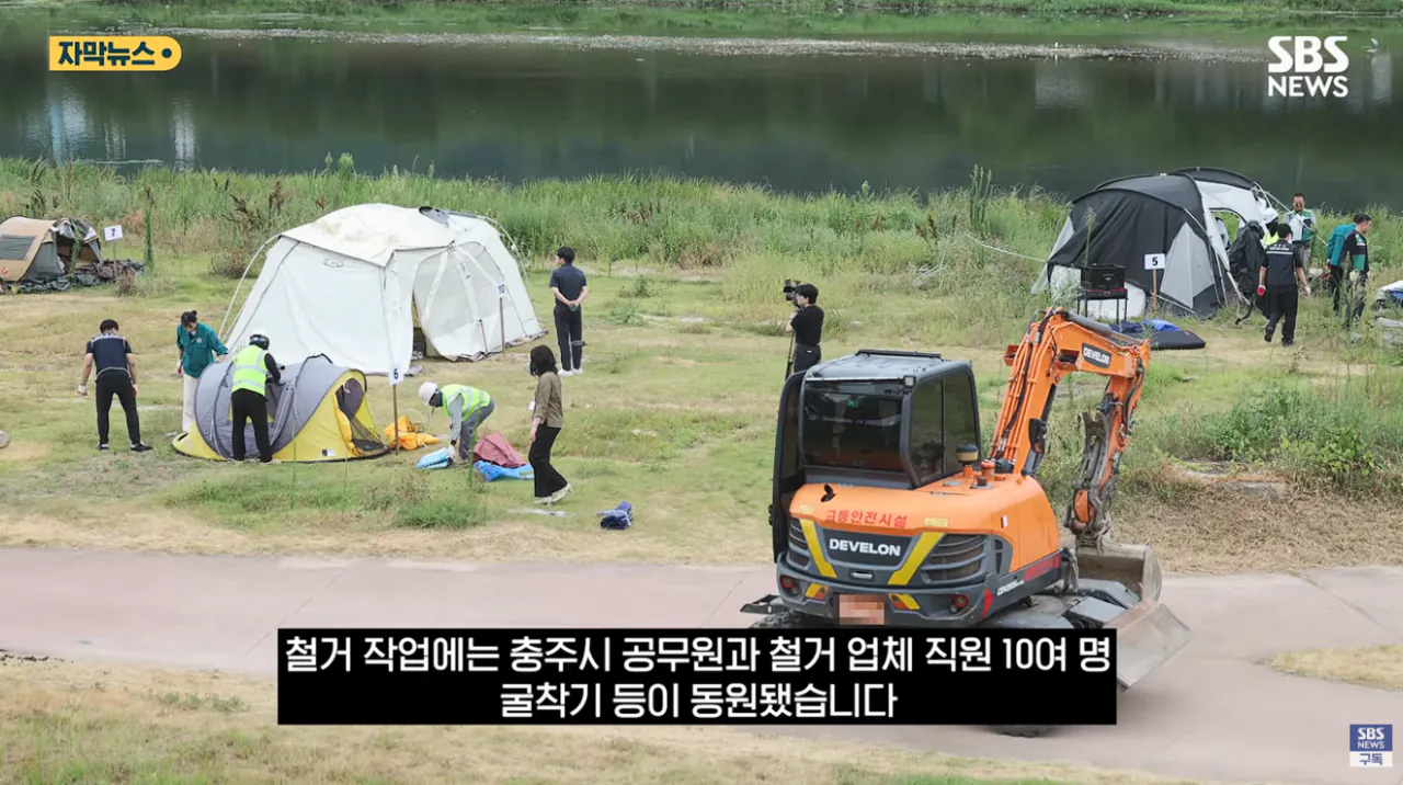 굴착기 동원해 16동 싹 다 밀었다..'알박기' 텐트 철거 속이 다 시원 (11).png 충주시 굴착기 동원해서 알박기 텐트 싹 정리했다. 속이시원