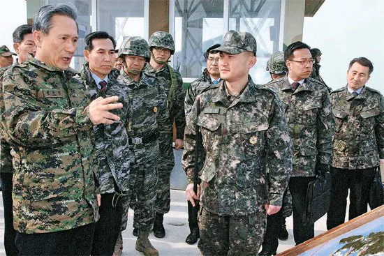 htm_201203081234730103011.jpg 역대 국방부장관 GOP 방문 시 옷차림 ㄷㄷㄷ