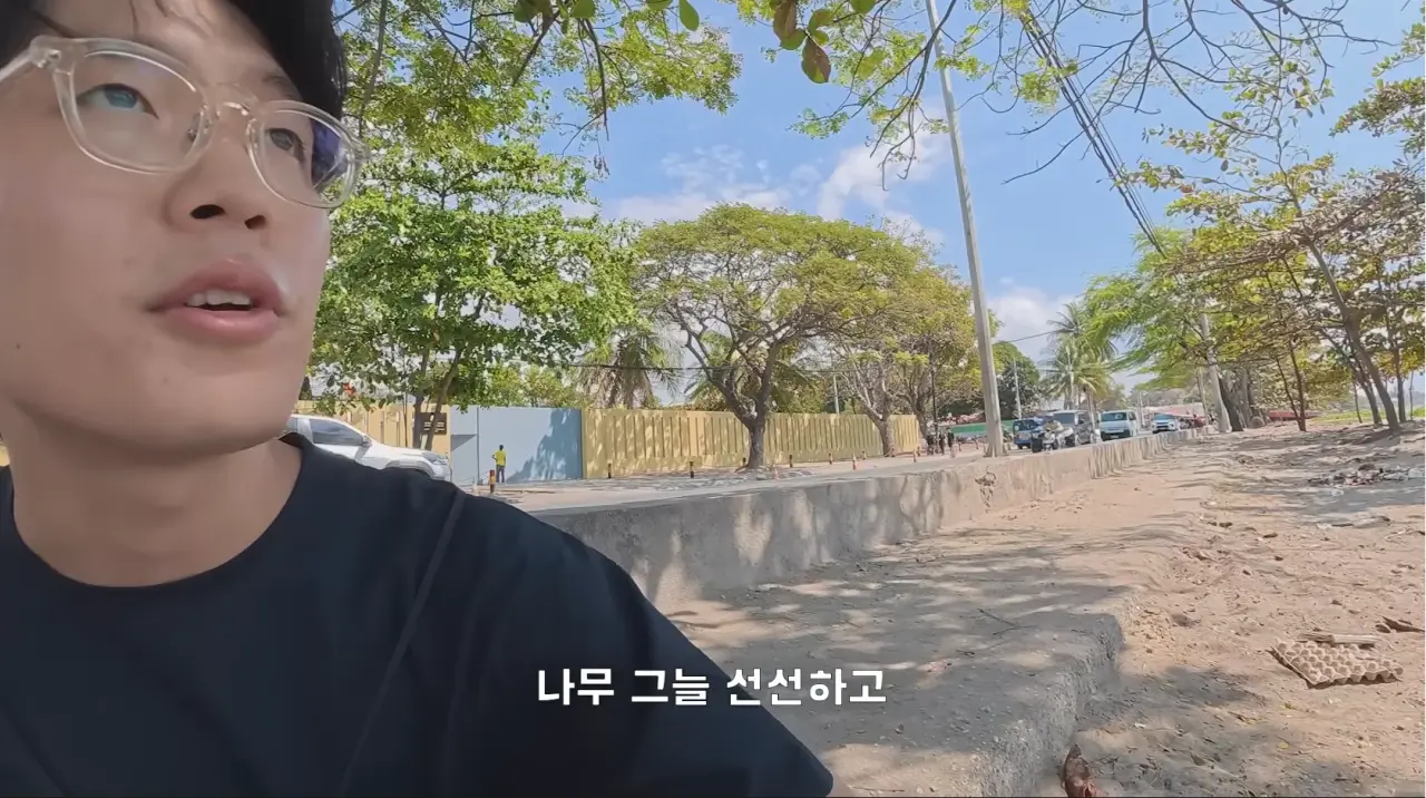 1000080150.webp 동티모르 길거리에서 밥 먹다가 애들한테 둘러싸인 남자 ㄷㄷㄷㄷ