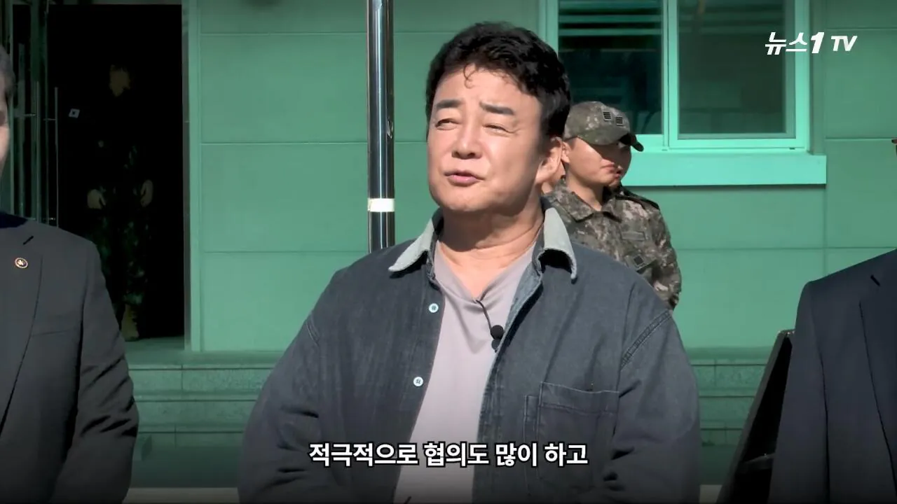 軍 생활 재미에 외박도 안 나갔쥬 ...34년 만에 자대 찾아간 백종원 썰.mp4_20261016_113728.995.jpg 장교 근무하며 간부식당에서 음식하다 참모장에게 정강이 걷어차인 썰 얘기하는 백종원