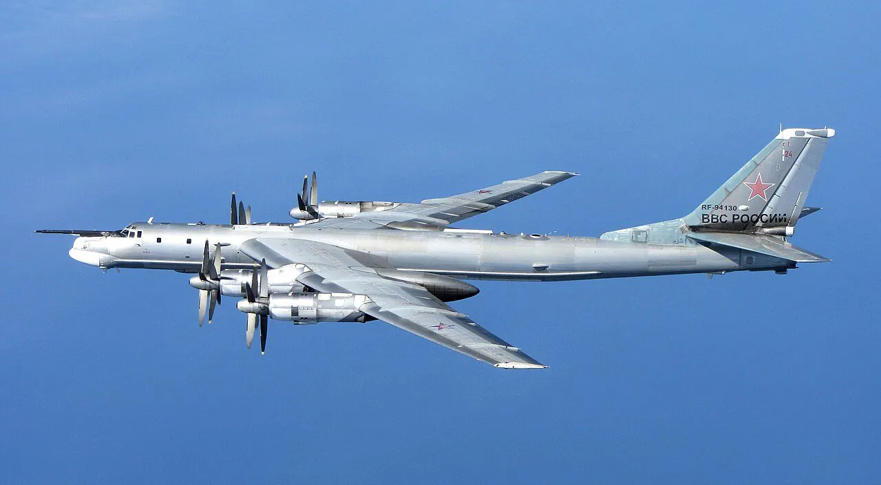 Russian_Bear_'H'_Aircraft_MOD_45158140.jpg 6.25 전쟁 이후 타국의 군용기가 대한민국 영공을 최초로 침범한 사건