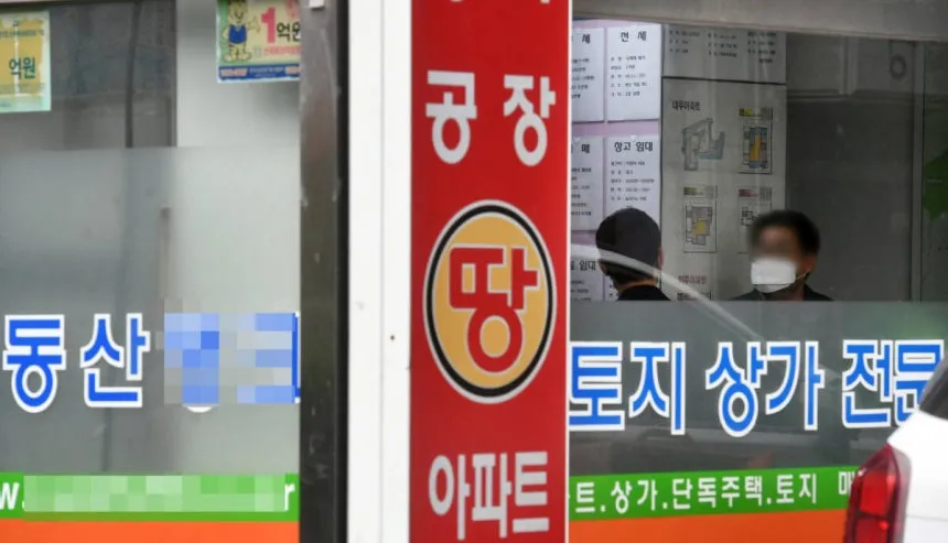 의왕시 삼동의 한 부동산중개소. 김시범기자 “절반이 중국인”…국내 대출 막자, 외국인 서울 부동산 거래 ‘2배 급증’
