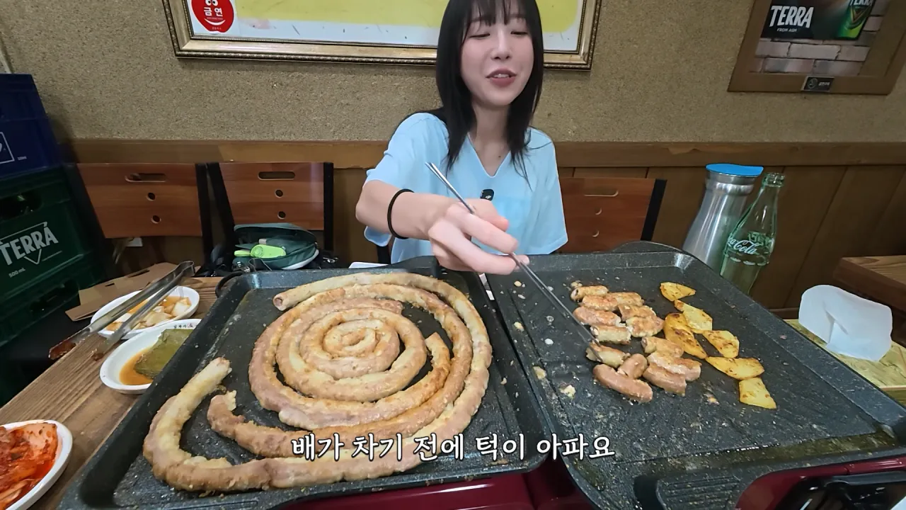 저랑 똑같이 먹는다는 옆손님.._!😨 곱창 총 17미터 대결했습니다🔥 충주 소곱창 먹방 15-49 screenshot.png 곱창 10인분 먹방하다가 먹방 후배(?) 만난 쯔양 근황 ㄷㄷㄷ