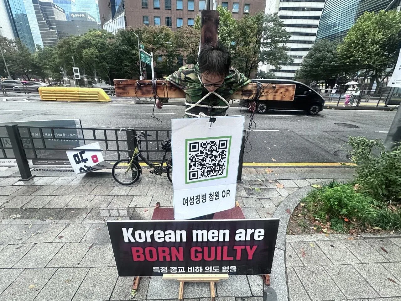 1.jpg 오늘자 비오는날 종각역 십자가 시위 ㄷㄷㄷㄷ