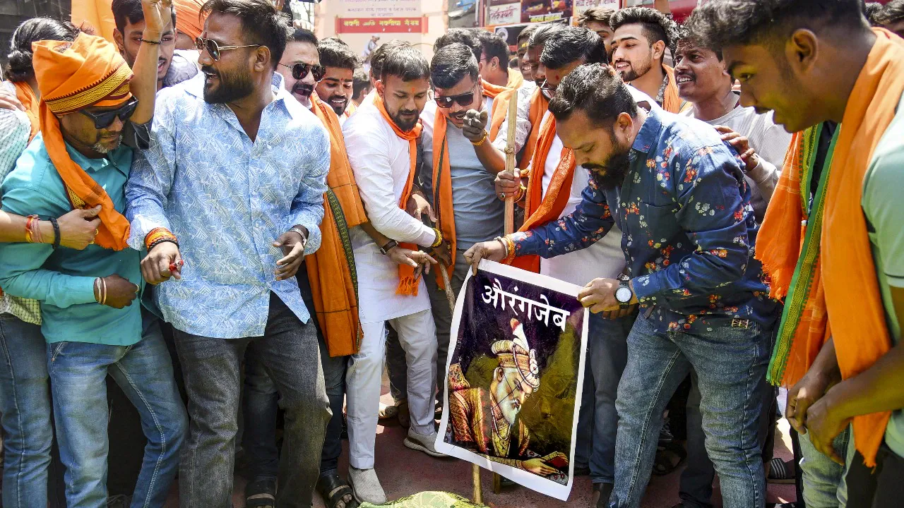agitators-burn-an-effigy-of-aurangzeb-in-nagpur-pti-182039502-16x9_0.webp ์์ฆ ์ธ๋๊ฐ ์ง์ฐ๊ณ ์ถ์ดํ๋ ํ์ญ์ฌ