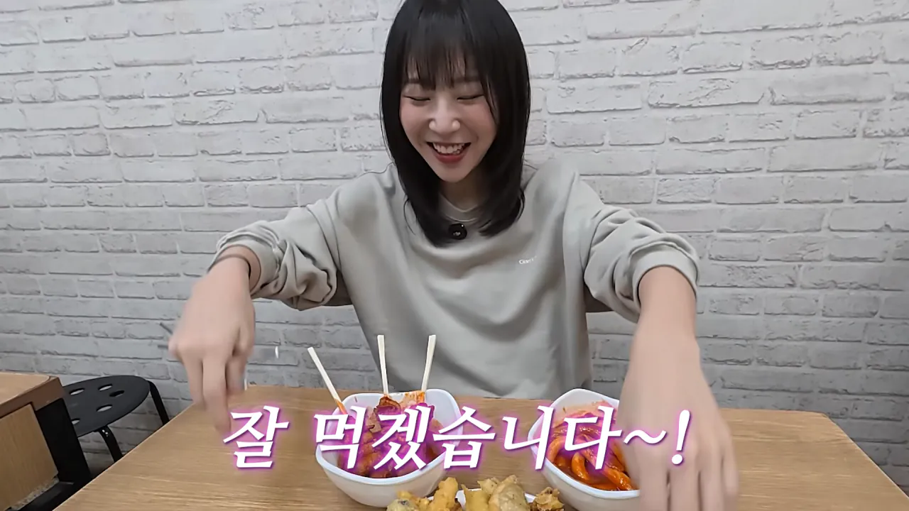 시장에서 한끼에 10000kcal 가능할까.._🤔 육거리시장 떡볶이 칼국수 만두 닭강정 길거리음식 먹방 3-58 screenshot.png 시장에서 1만 칼로리 먹방한 쯔양 근황 ㄷㄷㄷ