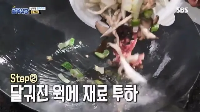 백종원, 무쇠 웍을 다루는 중식의 기본 “불 끄고 두지마라” @백종원의 골목식당 36회 20181017.mp4_20260722_163910.873.jpg 백종원이 말한 무쇠 웍에 몇분간이라도 짬뽕 국물을 두면 안되는 이유가 맞는걸까?