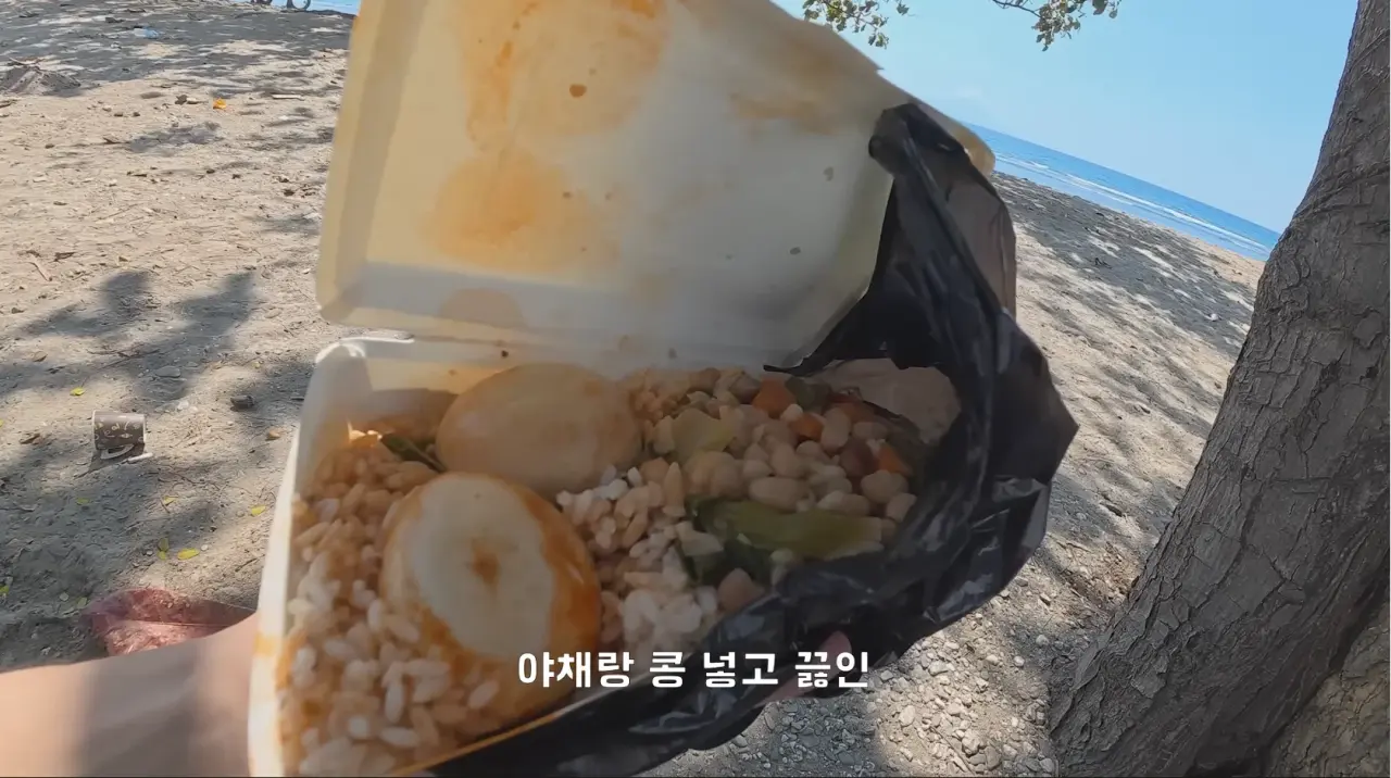 1000080155.webp 동티모르 길거리에서 밥 먹다가 애들한테 둘러싸인 남자 ㄷㄷㄷㄷ