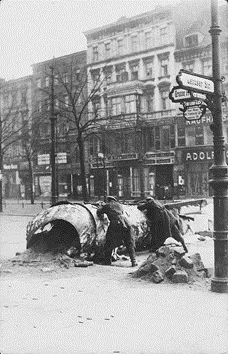 스파르타쿠스 봉기_바리케이드.png 사회주의 세계 공화국의 꿈: <비밀 행진 (Der heimliche Aufmarsch)>과 <공개 행진 (Der offene Aufmarsch)>