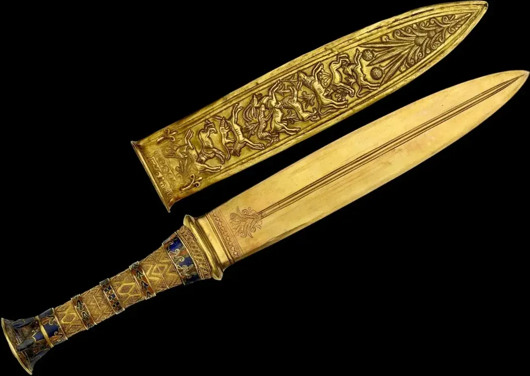 tutankhamuns-gold-dagger-which-was-found-on-his-mummy-this-v0-zpaq44tlv8wa1.webp 투탕카멘 무덤이 초라하다는 이유