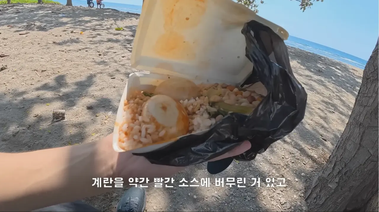 1000080157.webp 동티모르 길거리에서 밥 먹다가 애들한테 둘러싸인 남자 ㄷㄷㄷㄷ